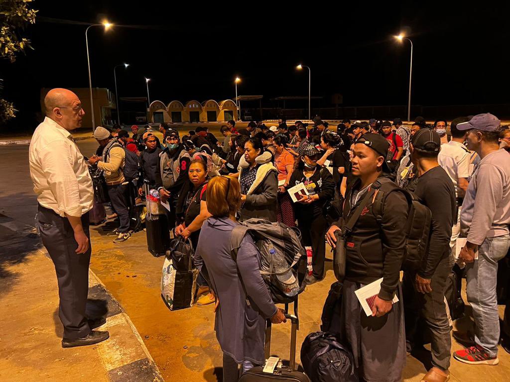 HarleneDelgado's tweet photo. IN PHOTOS: More Filipino evacuees have crossed the Sudan-Egypt border. The Department of Foreign Affairs says 227 more overseas Filipinos have arrived in Egypt. A total of 340 Filipinos are now on the Egyptian soil. 📸: DFA @UNTVNewsRescue @RadyoLaVerdad https://t.co/xoFLAOsE9Z