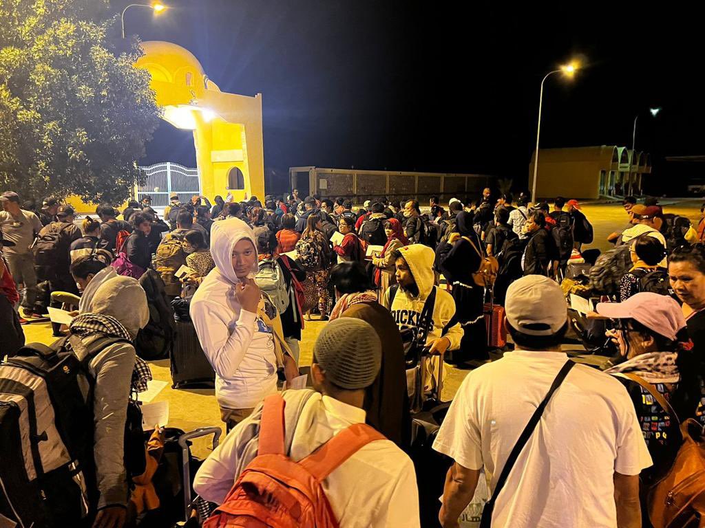 HarleneDelgado's tweet photo. IN PHOTOS: More Filipino evacuees have crossed the Sudan-Egypt border. The Department of Foreign Affairs says 227 more overseas Filipinos have arrived in Egypt. A total of 340 Filipinos are now on the Egyptian soil. 📸: DFA @UNTVNewsRescue @RadyoLaVerdad https://t.co/xoFLAOsE9Z