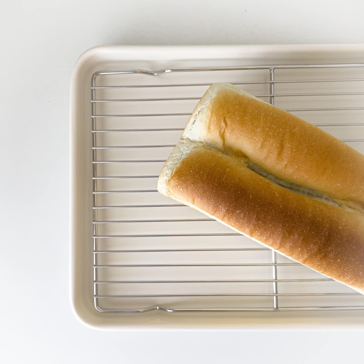 Bakingtale's tweet photo. Good morning วันศุกร์นะคะ , ทำงานกันสุดสัปดาห์แบบนี้ มีขนมปังทรัฟเฟิลแสนอร่อย พร้อมเสริมค่ะ 😅
รอบส่ง 30 เมษายน 66
❌ไม่มีไข่
📌แป้งญี่ปุ่นนำเข้า
📌นมออกแกนิก
📌Pure butter
1 loaf /320บาท
#shokupanbread #Trufflebread
#ชุมชนขนมปัง https://t.co/2vvcliLZR7