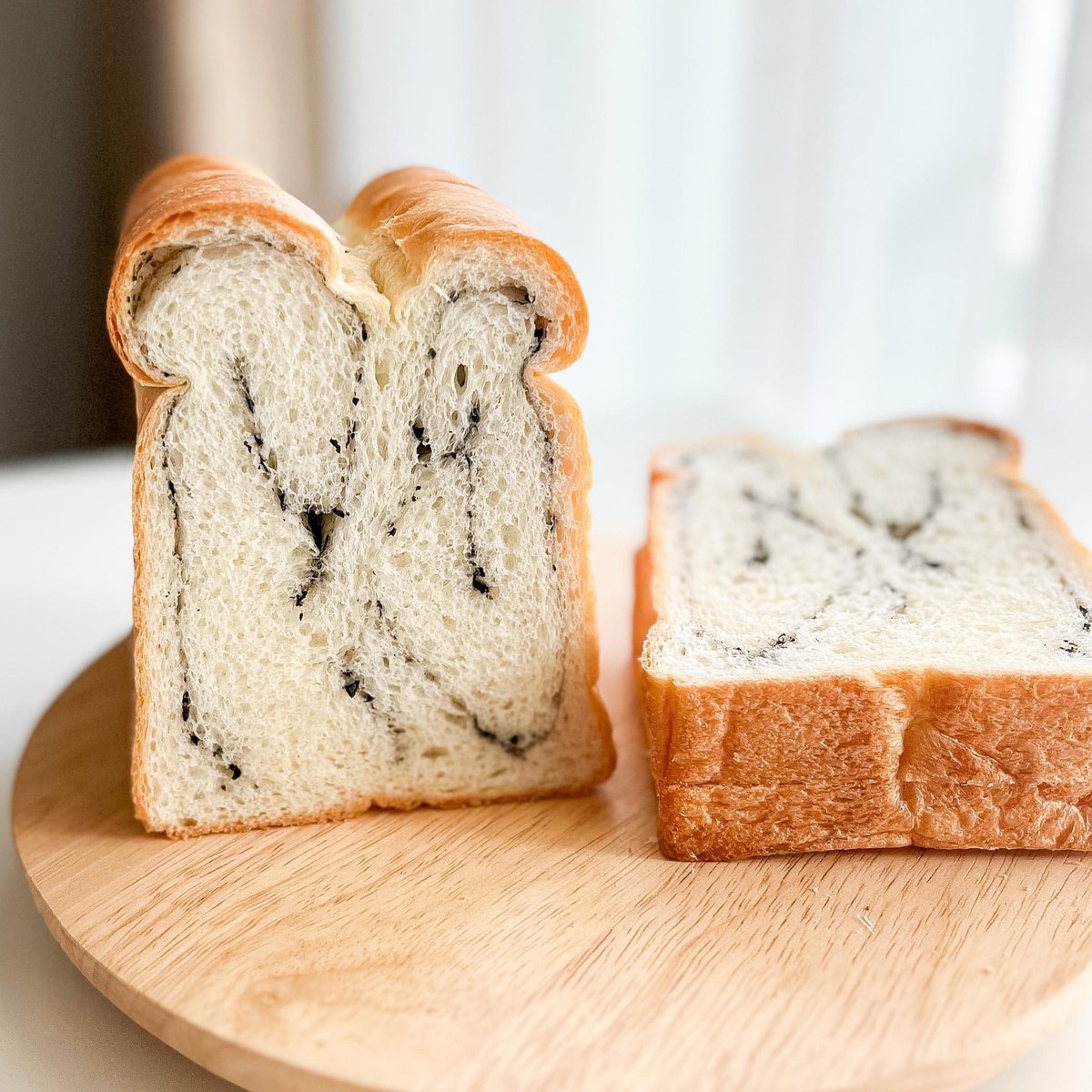 Bakingtale's tweet photo. Good morning วันศุกร์นะคะ , ทำงานกันสุดสัปดาห์แบบนี้ มีขนมปังทรัฟเฟิลแสนอร่อย พร้อมเสริมค่ะ 😅
รอบส่ง 30 เมษายน 66
❌ไม่มีไข่
📌แป้งญี่ปุ่นนำเข้า
📌นมออกแกนิก
📌Pure butter
1 loaf /320บาท
#shokupanbread #Trufflebread
#ชุมชนขนมปัง https://t.co/2vvcliLZR7