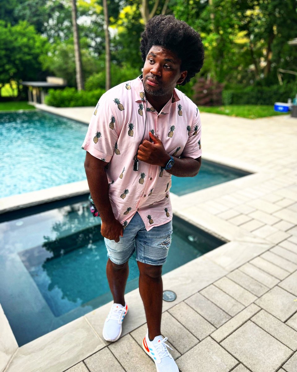 #SetLife #Drip #Fashion #onwednesdayswewearpink #tv #film #AD #actor #director #writer 
•
•
•
That pose you do when you are trying to look like you aren’t posing lol 
Nothing like a quick pic to help you through the work day.