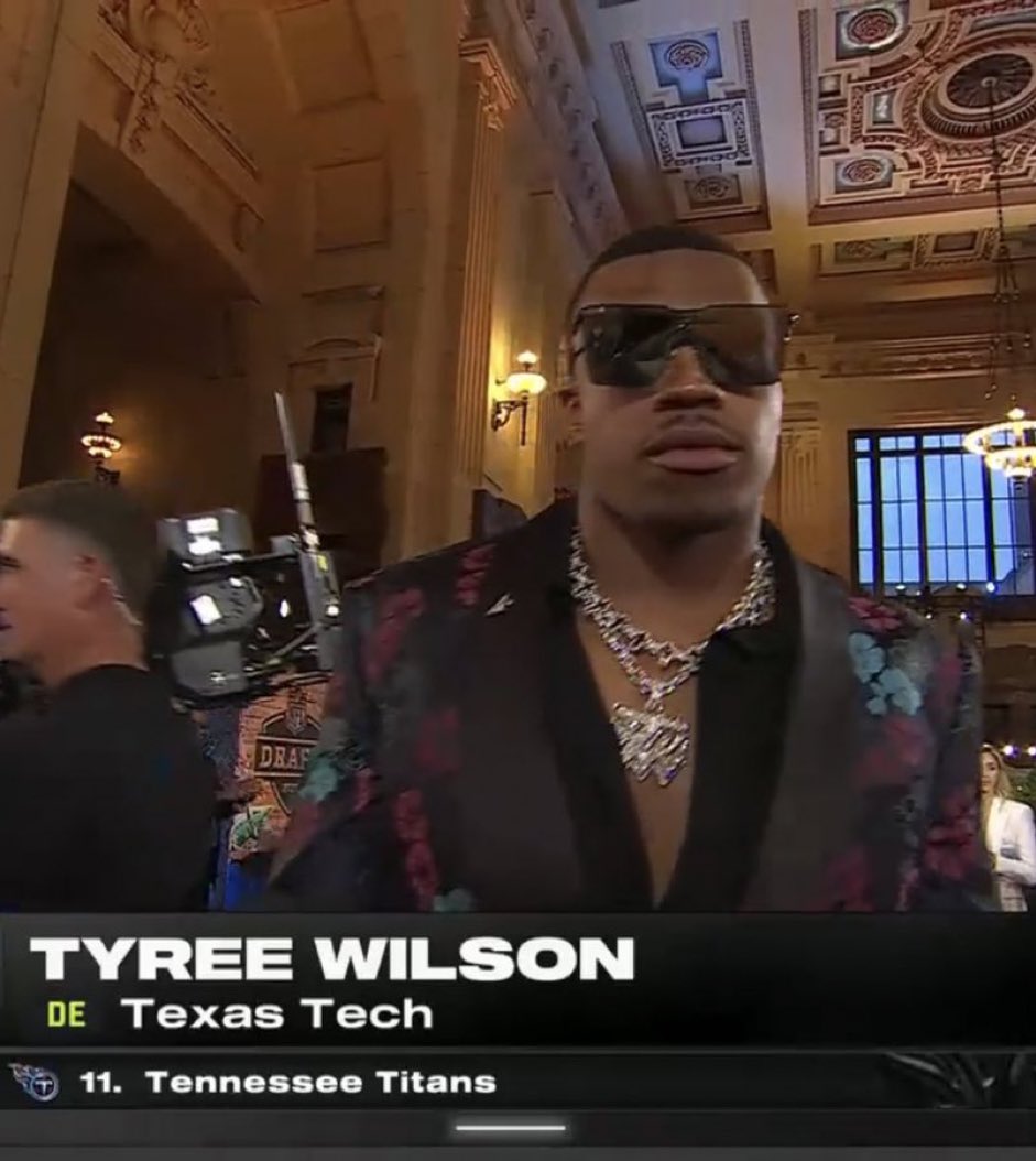 Phenomenal suit. Phenomenal style. Gonna fit right in as a Las Vegas RAIDERRRRRR.