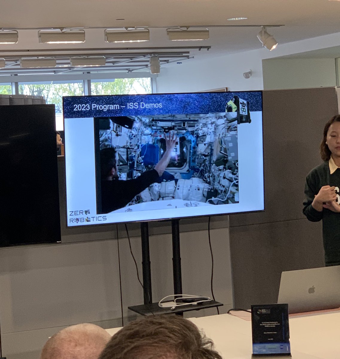 لحظة قشعريرة وفخر..

في خلال عرض مشروع Zero Robotics من جامعة MIT اليوم، تكلمت الباحثة عن دور رائد الفضاء الإماراتي سلطان النيادي <a href="/Astro_Alneyadi/">Sultan AlNeyadi</a> في تشغيل نظامهم الجديد Astrobee في محطة الفضاء الدولية!
سلطان ليس ملهمًا للشباب العربي فقط.. بل ملهمًا لكل شباب العالم ❤️