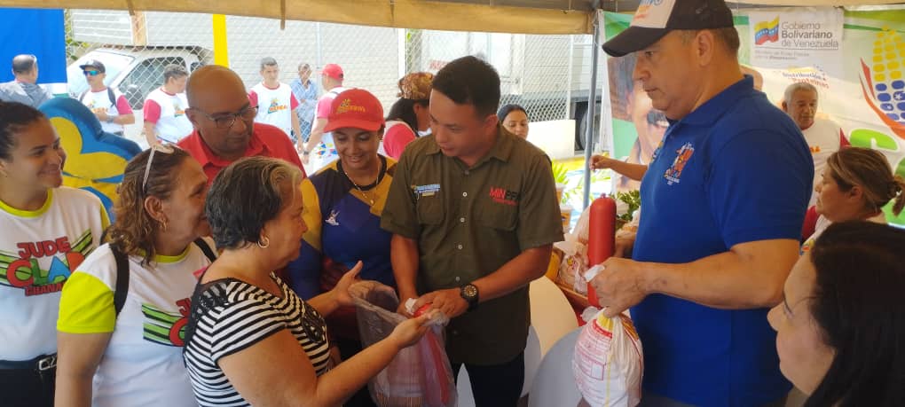 #Portuguesa|| Feria del Campo Soberano, atendió a la comunidad 19 de abril del mpio Guanare, con los combos proteicos de tres  CLAP . Junto al INN y Fundaproal se cumplió con el bienestar del pueblo.
#LevantenElBloqueoYa