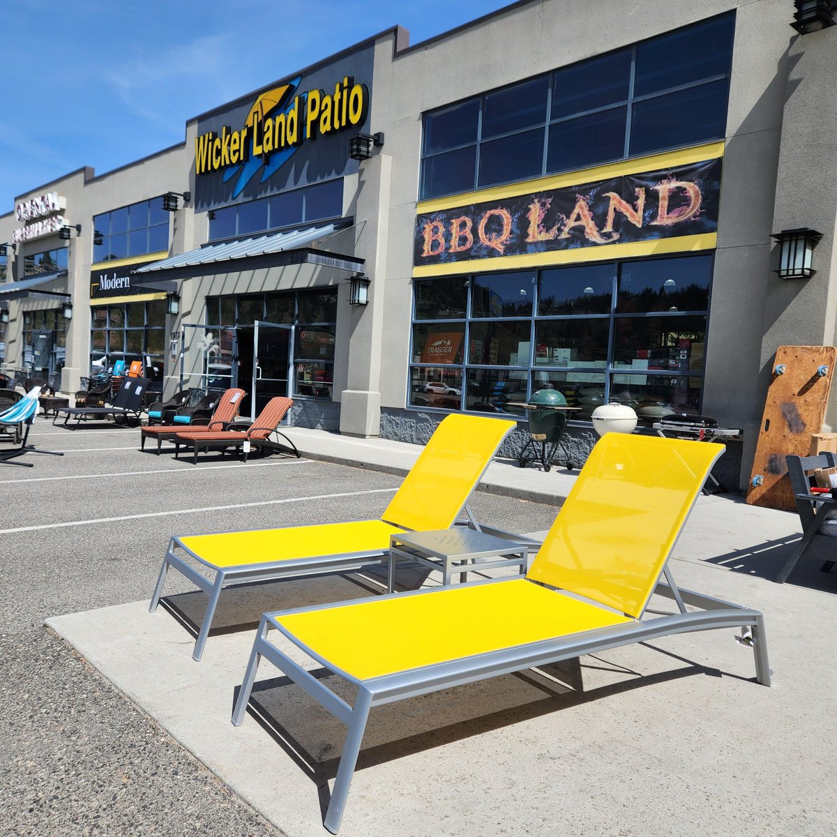WickerLand's tweet photo. This summer is going to be HOT! These loungers are made to take the heat. With Sunbrella sling fabric and powder coat aluminum frames, these loungers are long-lasting and have color variety! 
#patiofurniture #patio #patiodesign #furniture #outdoordesign https://t.co/DDKPQbsMa5