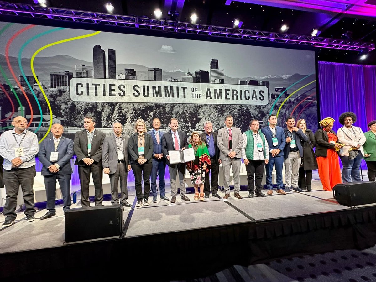 Eu e a secretária <a href="/tainadepaularj/">Tainá de Paula</a> estamos nos EUA pra 1a Reunião de Cúpula de Cidades das Américas. Lançamos a Rede Global de Cidades Antirracistas, iniciativa presidida pelo Rio que vai unir cidades de todo o continente para inovar em políticas de igualdade racial.  Viagem de