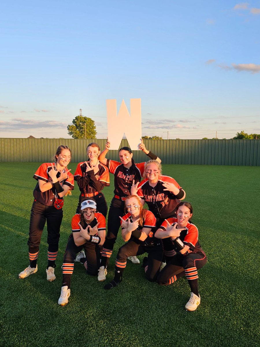 pphssoftball's tweet photo. BI-DISTRICT CHAMPIONS!!! 

13-2 win over Scurry-Rosser 🥎🧡

Gracie Sanders with the walk off homerun!!! 

#WhyNotUs https://t.co/RwpV5Ion5Z
