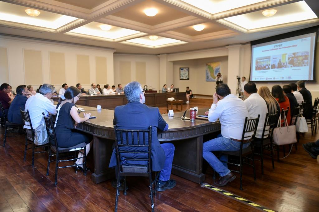 lupeosorno's tweet photo. 👥 Hace unas horas, representantes de las dependencias que pertenecemos a #PROVEER, tuvimos la primera sesión del Consejo Estatal de Desarrollo Social.
Compartimos resultados del primer trimestre de 2023, así como los proyectos que vienen. ¡Vaya que hay avances! 💯 https://t.co/k9nd8nWf9O
