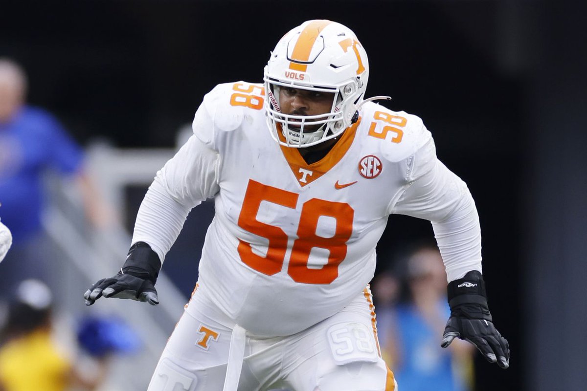 NFL_DovKleiman's tweet photo. 𝗣𝗶𝗰𝗸 𝗜𝘀 𝗜𝗻: With pick 10 overall in the 2023 NFL Draft, the #Bears are selecting OT Darnell Wright.

The Bears traded down with the #Eagles for the pick.

Philly sent a 4th round pick to move up 1 spot. https://t.co/yhEjr6kkXg