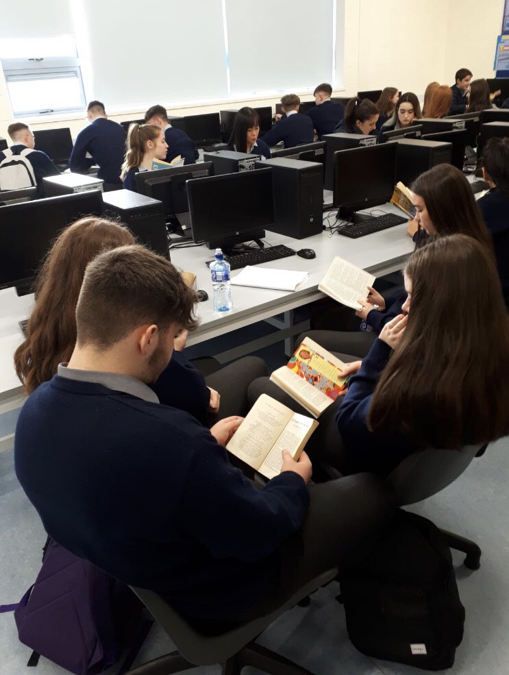 OnceNoticiasTV's tweet photo. 🖱️#VIRAL | Hoy es el #DíaInternacionalDeLasNiñasEnLasTIC. Telmo, un profesor de secundaria logró que 19 estudiantes suspendieran el uso excesivo del celular por una semana. El #NoPhoneChallenge plantea acceder a la tecnología con responsabilidad.

📸 #Redes

#OnceNoticias🔻 https://t.co/ltBKNeXkzX