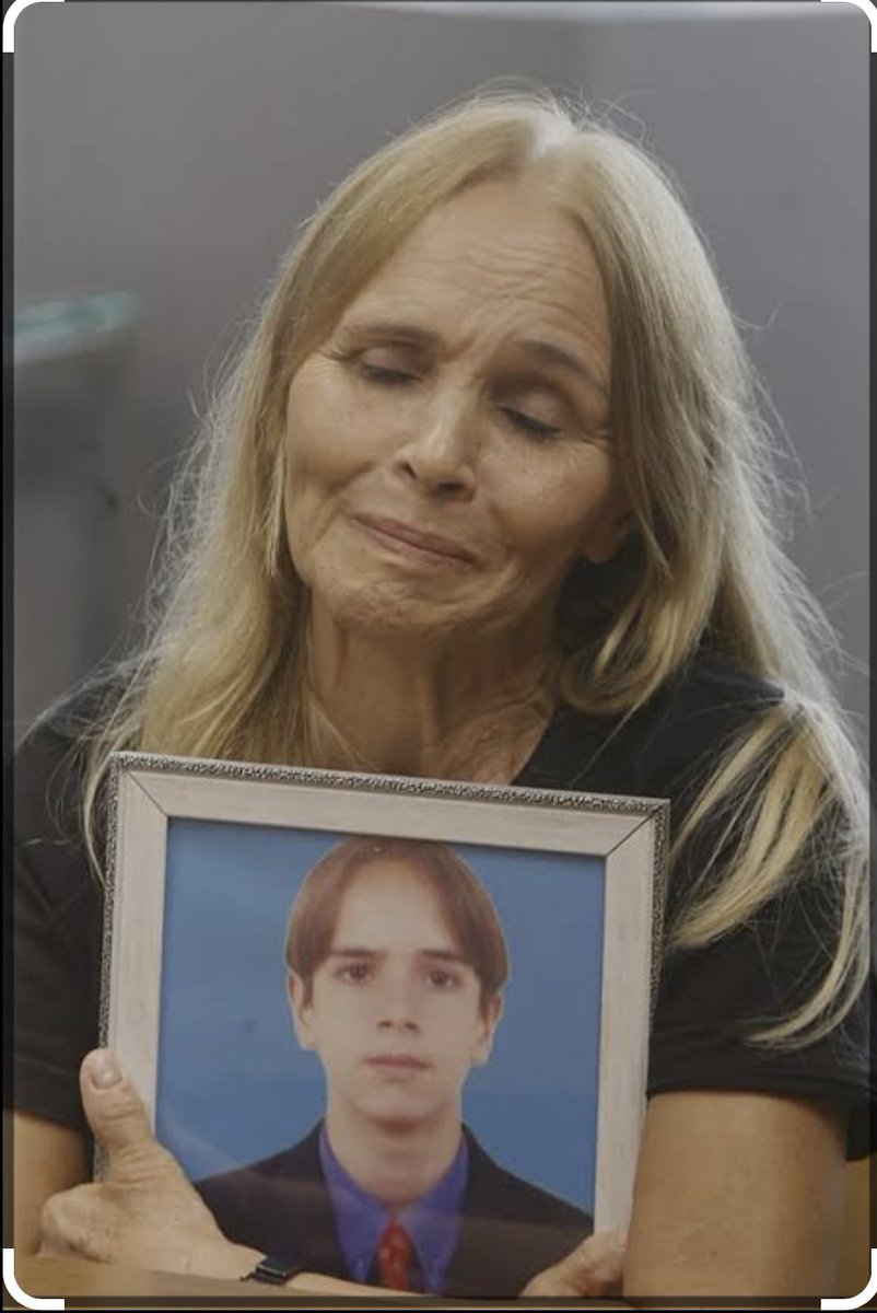 Yngridbarbx's tweet photo. Caso Lucas Terra: CONDENADOS! 
Dona Marion fez uma live emocionada contando que sim, a justiça foi feita, foram condenados! 

Condenados a 21 anos de prisão! AssassinOs condenados em regime fechado!  A justiça foi feita após 22 anos de espera! 
Dona Marion  , mãe de uma força imensa que passou por todos esses anos lutando! 
Senhor Carlos , pai do Lucas, a JUSTIÇA FOI FEITA!