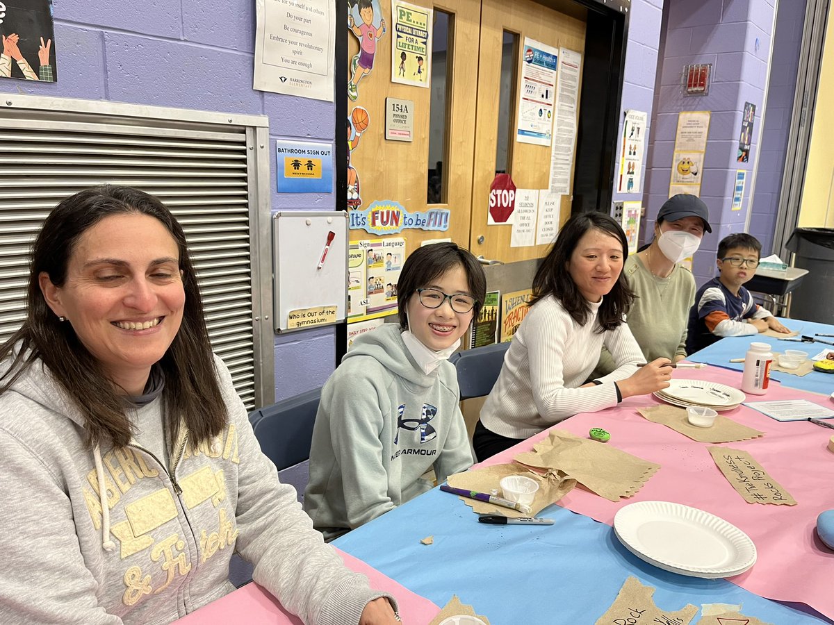 NotesByMrsC's tweet photo. Tonight’s “The Kindness Rocks Project” Night would not have happened without these incredible volunteers!! #setupcrew #modpodgecrew #cleanupcrew Thank you!!! @Hawk_Principal @RoryDOConnor @lexingtonsuper @theKindnessrock https://t.co/HsxarUthQ8