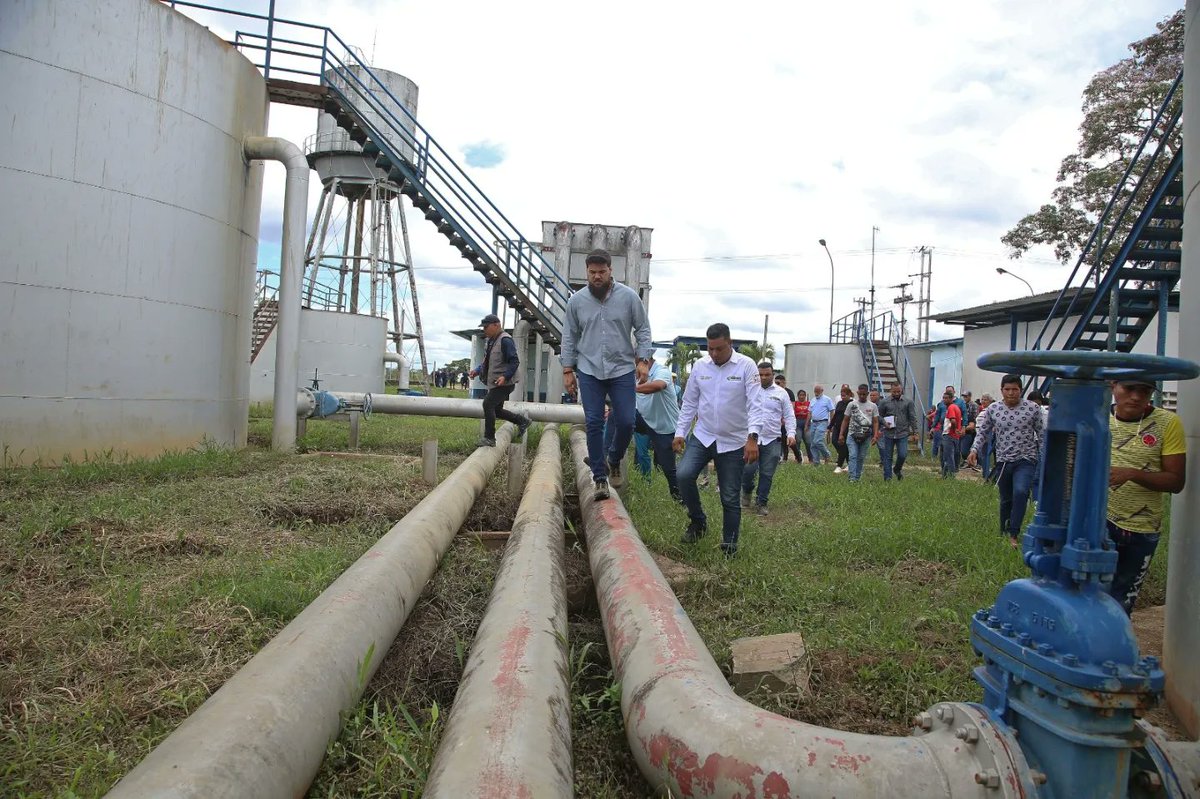 ErnestoLunaPsuv's tweet photo. Estuve en la planta de agua de Sabana Larga, donde hice entrega de una bomba de captación para mejorar notablemente el suministro de agua potable de las  poblaciones de Quiriquire y La Bruja.

Van a contar con el vital líquido las 24 horas del día. https://t.co/1ynIHMqJN3