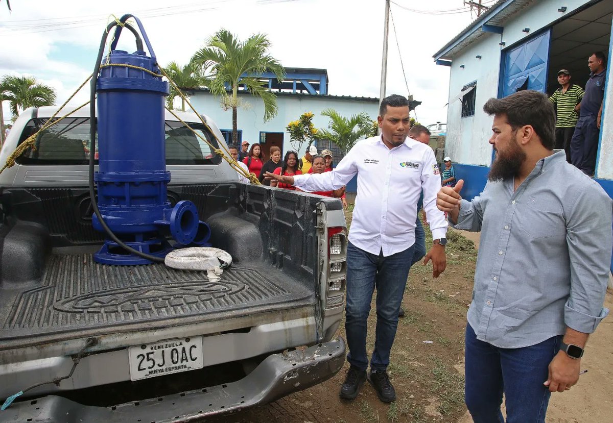 ErnestoLunaPsuv's tweet photo. Estuve en la planta de agua de Sabana Larga, donde hice entrega de una bomba de captación para mejorar notablemente el suministro de agua potable de las  poblaciones de Quiriquire y La Bruja.

Van a contar con el vital líquido las 24 horas del día. https://t.co/1ynIHMqJN3