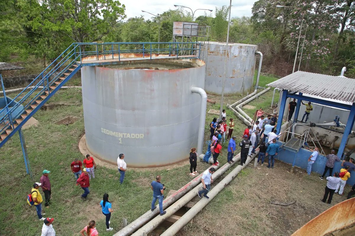 ErnestoLunaPsuv's tweet photo. Estuve en la planta de agua de Sabana Larga, donde hice entrega de una bomba de captación para mejorar notablemente el suministro de agua potable de las  poblaciones de Quiriquire y La Bruja.

Van a contar con el vital líquido las 24 horas del día. https://t.co/1ynIHMqJN3