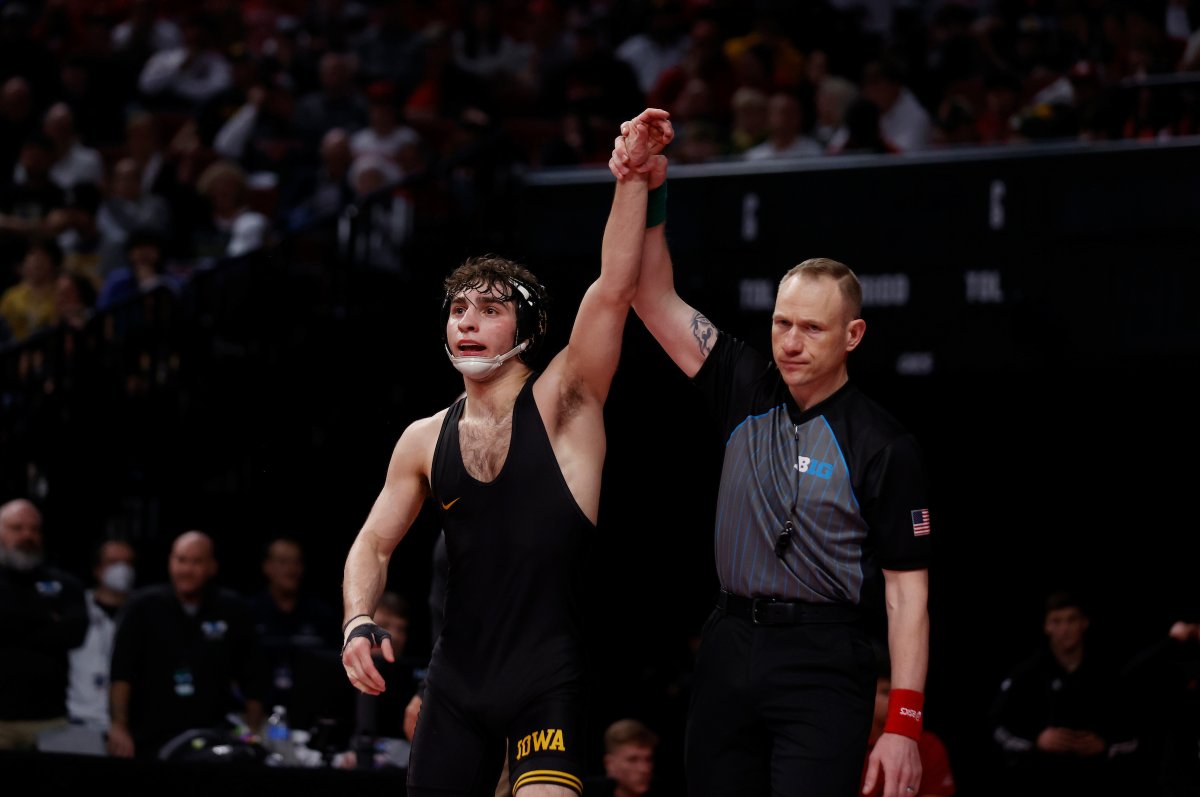 Hawks_Wrestling's tweet photo. 𝐃𝐄𝐒𝐀𝐍𝐓𝐎! 𝗗𝗘𝗦𝗔𝗡𝗧𝗢!

Austin DeSanto takes out top-seeded Seth Gross, 5-4, to advance to the finals at 61 kg.  He will face Vito Arujau in tomorrow's finals.  

#Hawkeyes https://t.co/rUzjh40Sje