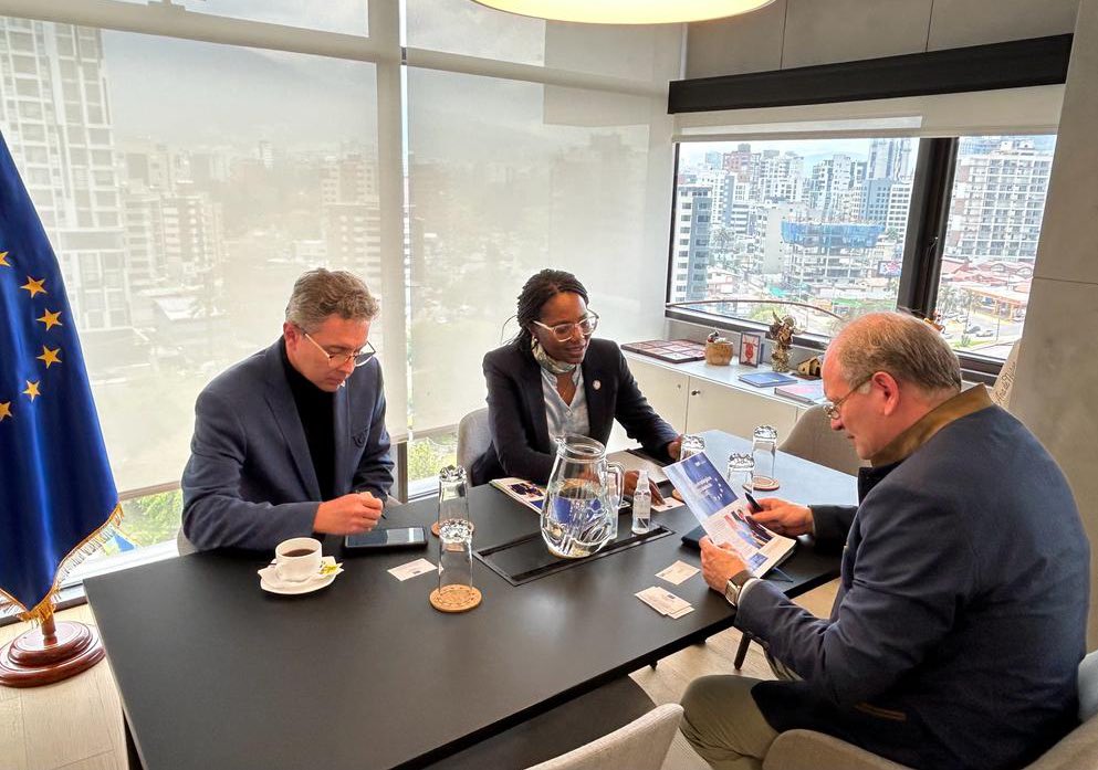 susananuages's tweet photo. La 🇪🇺 es socio comercial y estratégico para 🇪🇨 y #LatAm y el #Caribe.
@AgendaCAF con @EUAmbEcuador #Geurts, embajador de @UEEnEcuador 🇪🇺, exploramos oportunidades de colaboración en #AcciónClimática, #Comercio, #AgendaJoven, #Digitalización y #GADs. #JuntosAvanzamos https://t.co/vQvMS41at2