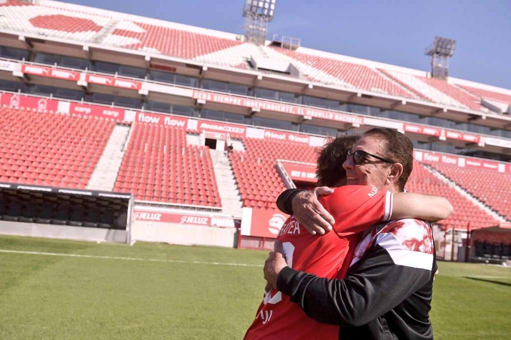 Que hablen. Que hagan memes. Siempre quisieron bajarnos el precio. Estamos agradecidos porque sabemos que nuestra gente nunca nos va a abandonar. Vamos a salir de esta todos juntos. Con la frente en alto y mirando siempre para adelante. #TodoRojo 🔴