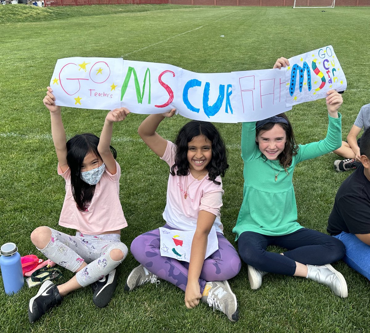 MsCurranGr3AAP's tweet photo. Loved my little #fanclub for the staff vs. 6th grade volleyball game! 🥰🏐 (And some signs for 6th grade!) They even asked for my autograph after! 🤣 #FHHighlights https://t.co/BkowDvd00D
