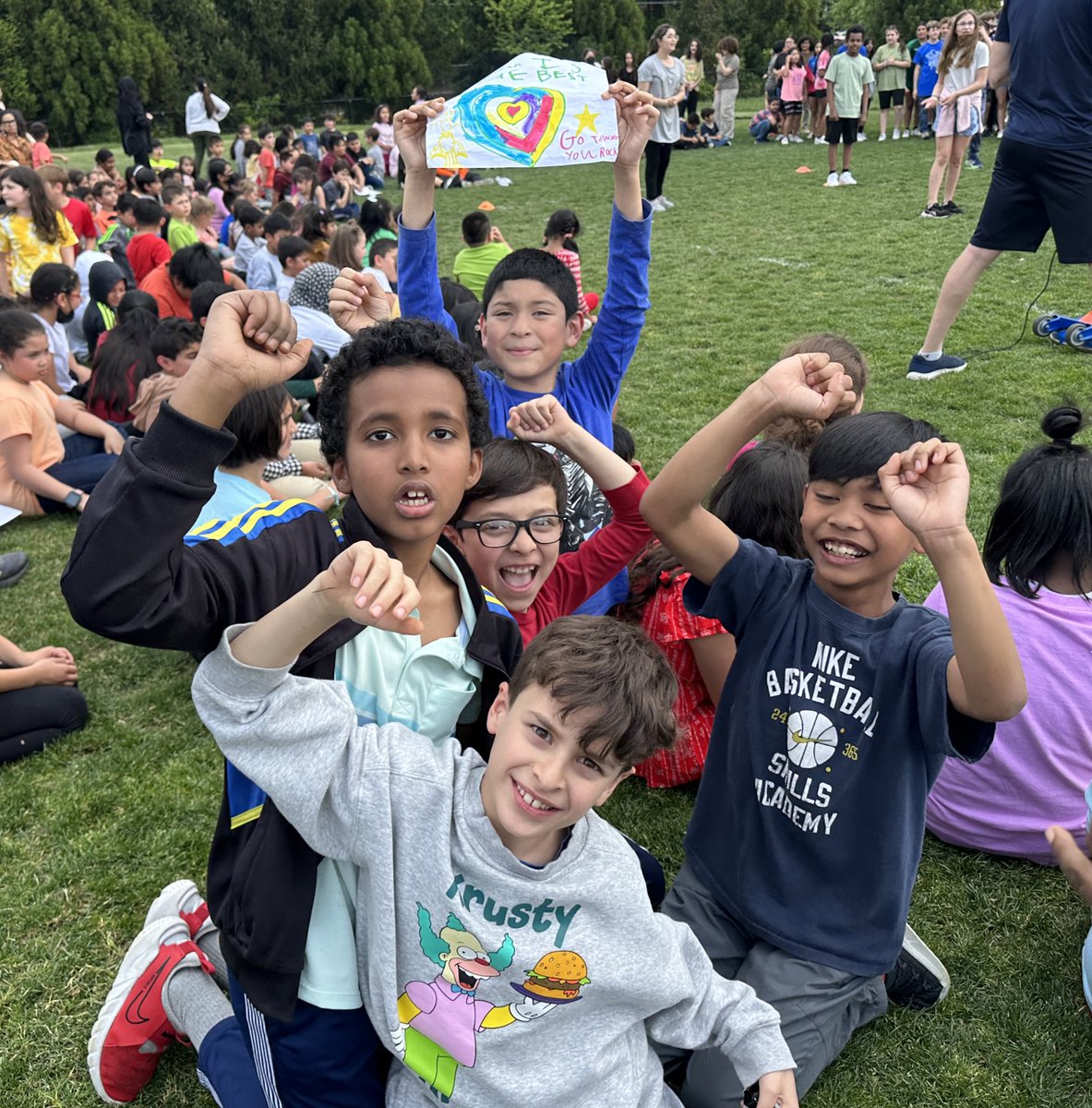 MsCurranGr3AAP's tweet photo. Loved my little #fanclub for the staff vs. 6th grade volleyball game! 🥰🏐 (And some signs for 6th grade!) They even asked for my autograph after! 🤣 #FHHighlights https://t.co/BkowDvd00D