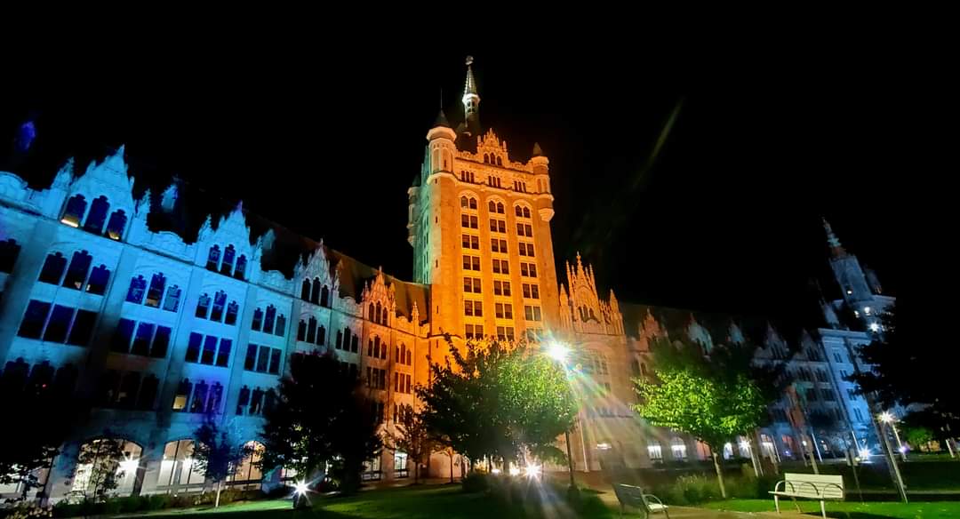 AndBriere's tweet photo. Tonight @SUNY lights up with other NYS landmarks for Severe Weather Awareness Week. "It is a time to learn more about thunderstorms, tornadoes, lightning and flooding and prepare for the dangers they bring to New York state during the spring and summer seasons."
@JohnBKing https://t.co/xURqJ7xMgw