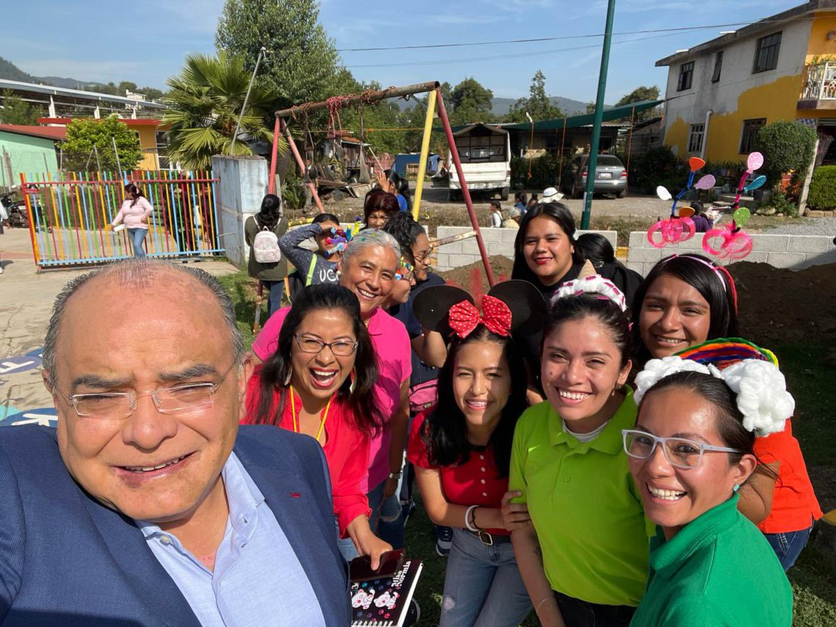 pepemarquezm's tweet photo. Me dio mucho gusto convivir con las y los maestros del Preescolar 18 de Marzo de #Atzingo y de la Escuela Primaria Anexa durante los festejos del día del niño y de la niña. 👧🏽🎉👦🏻
#QueZacatlánNosUna 🤜🏼🤛🏽 #PPMárquez
#TrabajarParaTrascender https://t.co/sm8UpifIqe