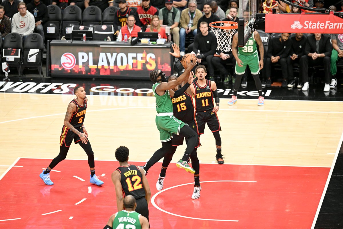 NBABrasil's tweet photo. Intervalo com os Celtics na frente por 68 X 67 contra os Hawks! 🏀 Esse Jogo 6 dos #NBAPlayoffs tá PEGANDO FOGO! 🔥🔥 https://t.co/SDM8MpYbvx