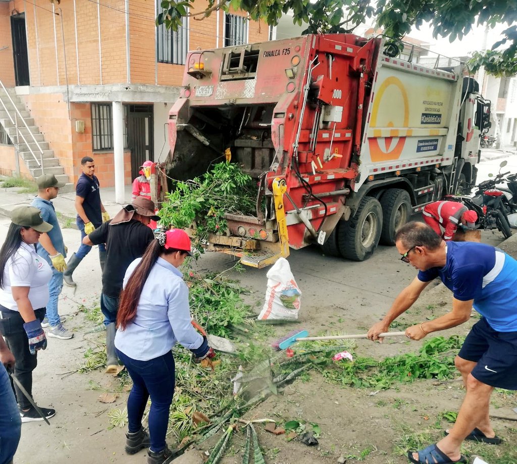 VeoliaValle's tweet photo. ¿Ya viste lo que hicimos en #Zarzal? 🫣

Estuvimos en jornada de siembra y embellecimiento en el barrio Isabelita con la colaboración de la comunidad, la Secretaria de Desarrollo Sostenible, gestores de convivencia y la fundación Sembrando Huellas. https://t.co/v8UChybuCF