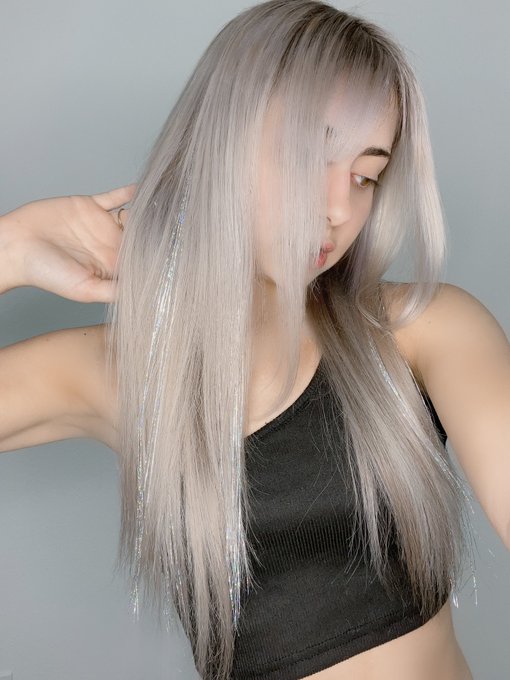 Got my roots done, hair toned a more silver-blonde and some tinsel 🩶 by Ashton Hinn Hair https://t.c<a href="/tag/scream"class="tags"><span>#scream</span></a>