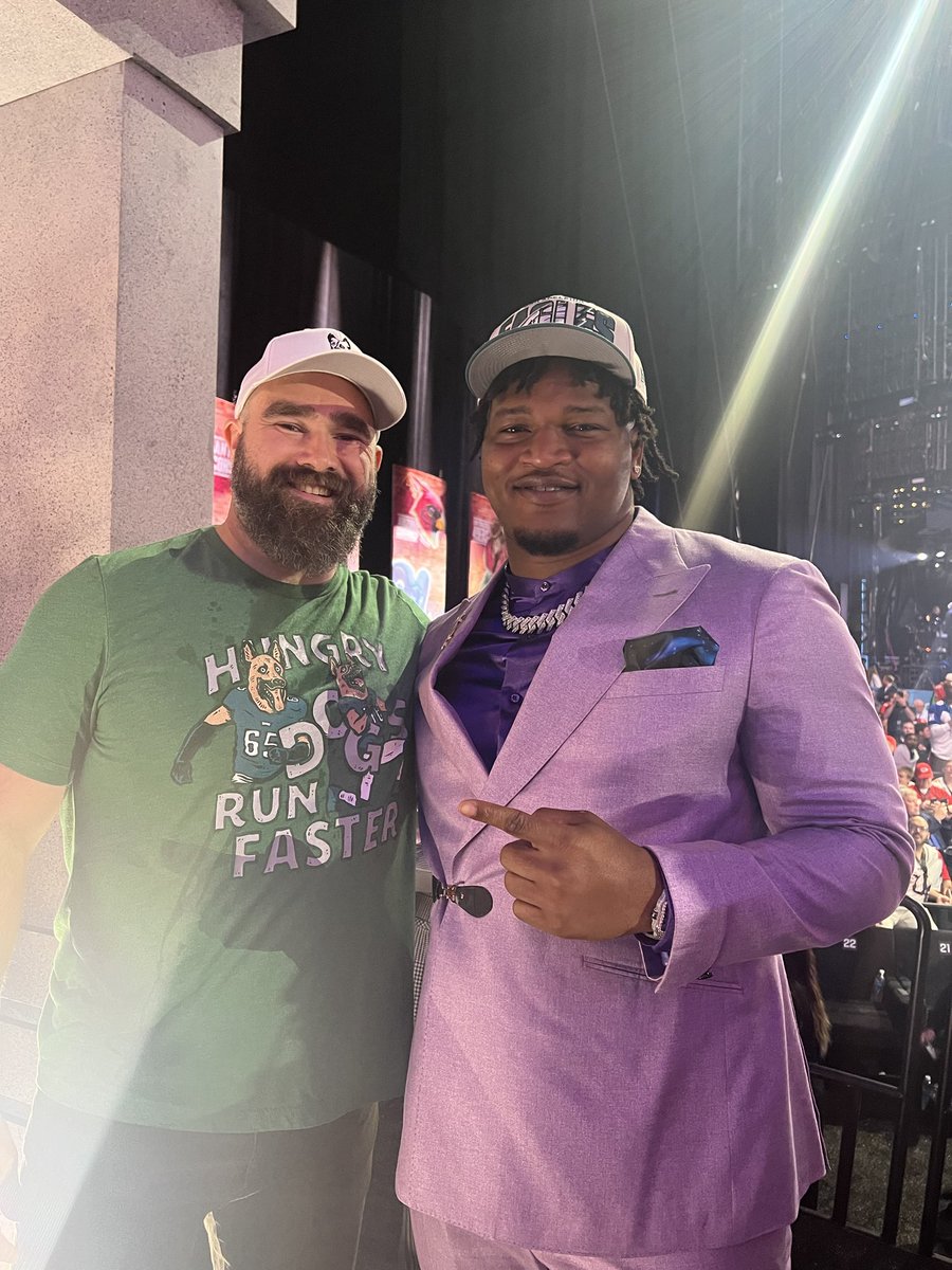 New #Eagles DT Jalen Carter and his new teammate Jason Kelce at the NFL draft in Kansas City.

📷 ⁦@EmRies22⁩