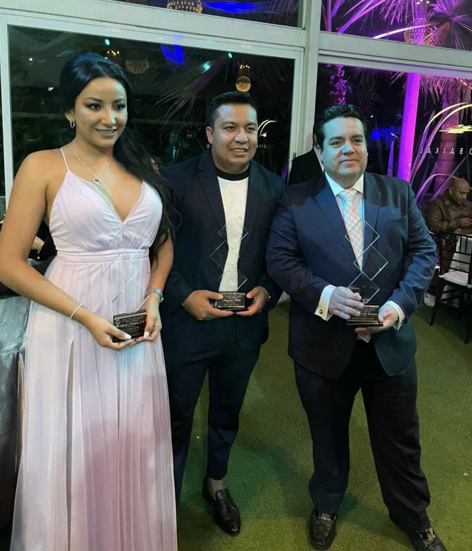 charliedelvalle's tweet photo. Recibí el Premio a Grandes Líderes Mexicanos que otorga el Consejo Nacional de Líderes Empresarios #CONALIDE 🏆🥇📸 @conalidemx ✌🏻🇲🇽 https://t.co/HUWKM83Ub7