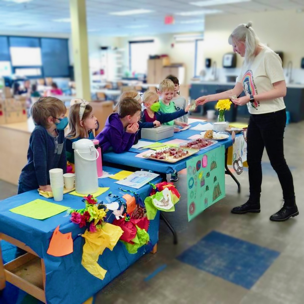 GSPDX's tweet image. Kindergarten entrepreneurs! Our little chefs learned about money and math through baking yummy treats for our recent IB unit, 'Where money comes from'. #IBeducation #YoungEntrepreneurs 🧁💰