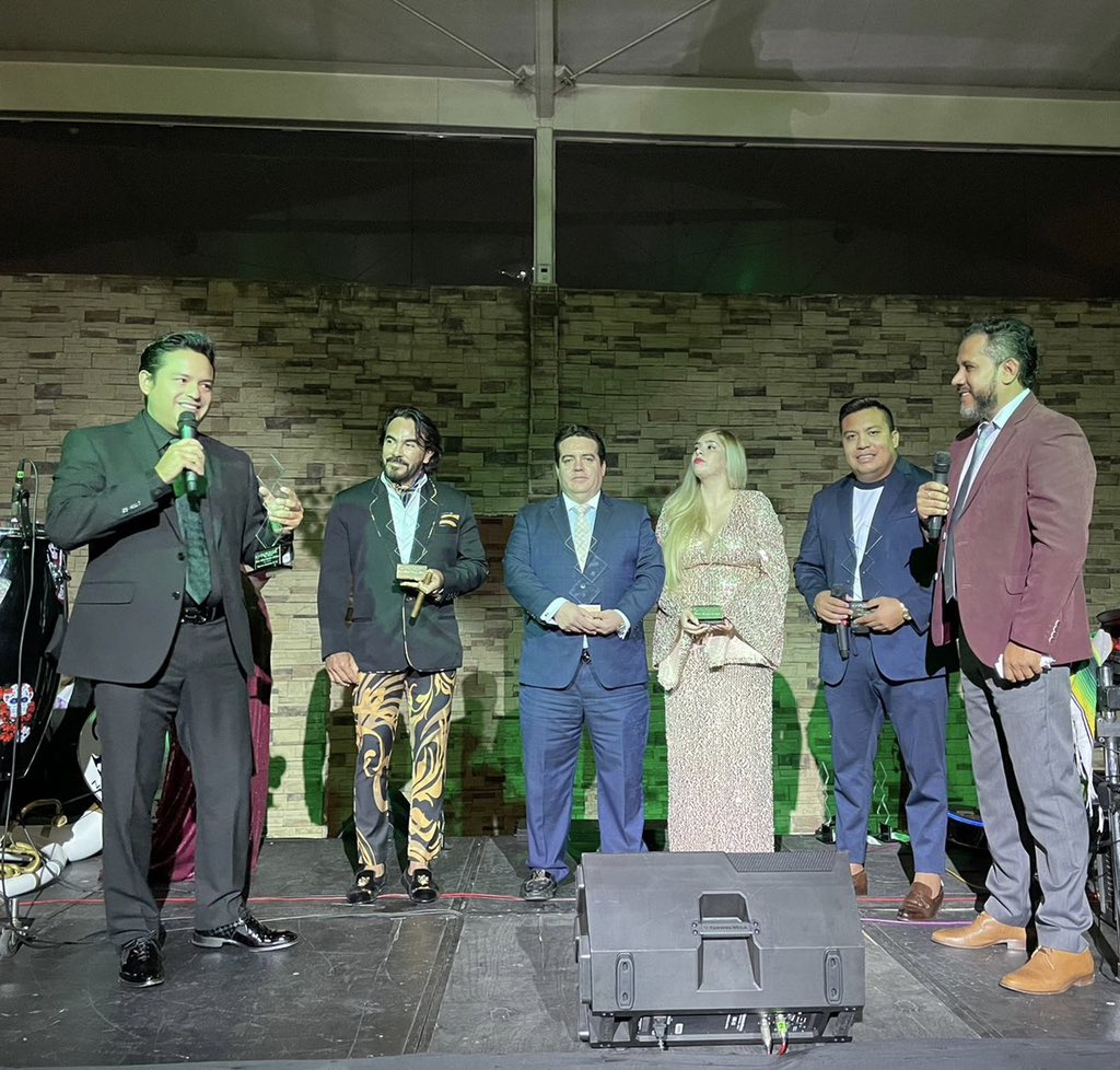 charliedelvalle's tweet photo. Recibí el Premio a Grandes Líderes Mexicanos que otorga el Consejo Nacional de Líderes Empresarios #CONALIDE 🏆🥇📸 @conalidemx ✌🏻🇲🇽 https://t.co/GVXcQb3EE3