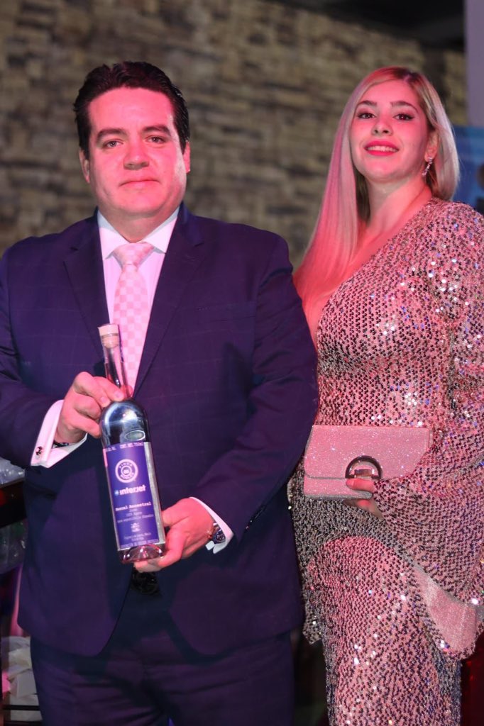 charliedelvalle's tweet photo. Recibí el Premio a Grandes Líderes Mexicanos que otorga el Consejo Nacional de Líderes Empresarios #CONALIDE 🏆🥇📸 @conalidemx ✌🏻🇲🇽 https://t.co/GVXcQb3EE3