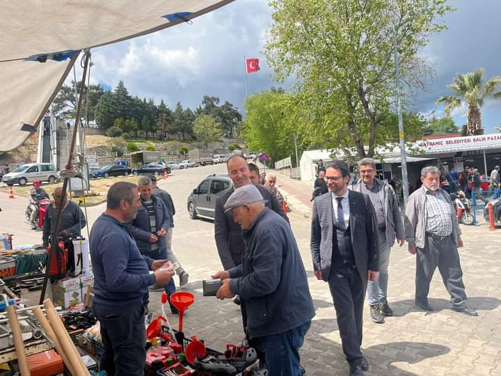 Alitugr98476809's tweet photo. BAYRAMİÇ ESNAF ZİYARETİ 
Mv Adayımız Sıtkı Keçeci,İlçe Başkanımız ve Yönetimi ile birlikte BAYRAMİÇ Esnaflarımızı ziyaret ederek,Hayırlı İşler dileklerimizi iletip,desteklerini istedik Bayramiçli Esnaflarımıza teşekkür ederiz @MHP_Bilgi @E_SemihYalcin @doctorsitki @ahmetozkan017 https://t.co/VuKF8RhFhr