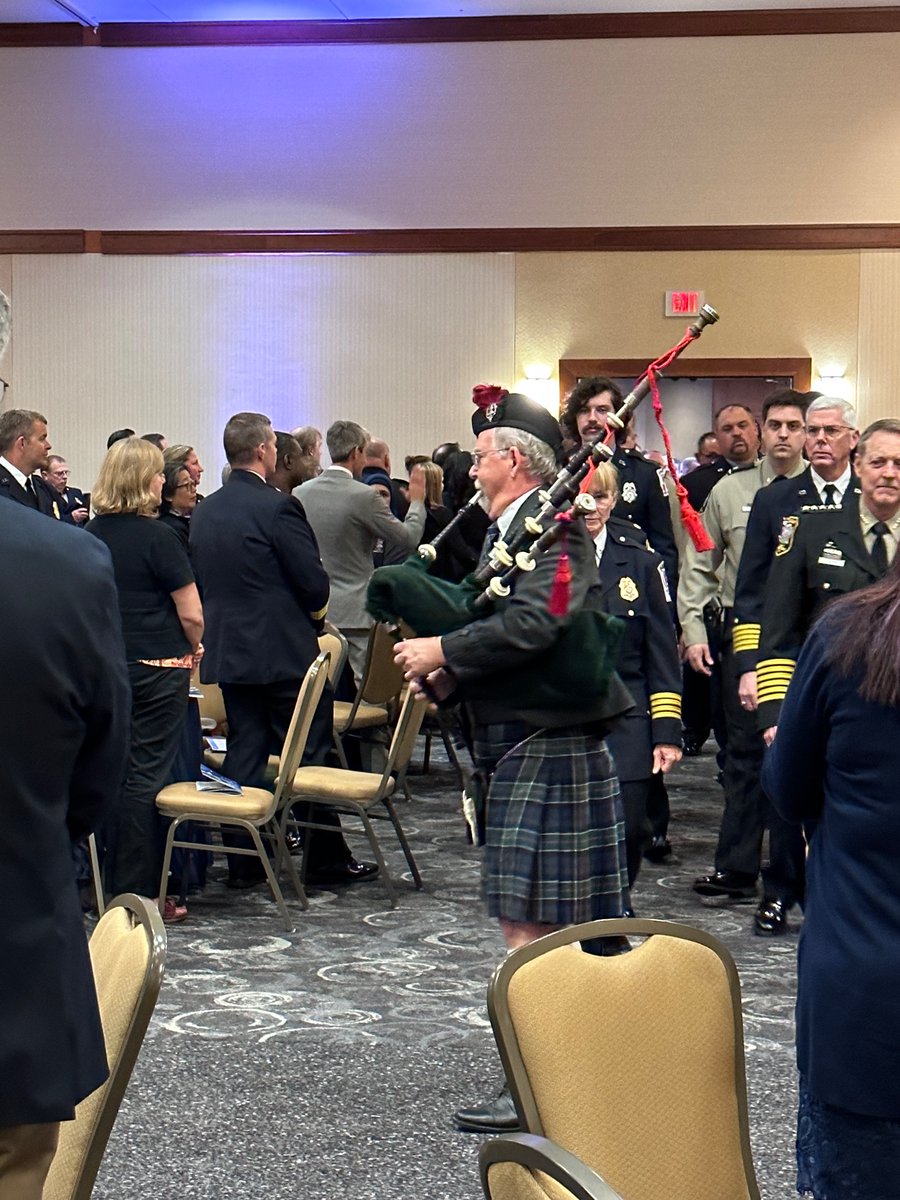 DavidReidVA's tweet photo. Today and every day, we are grateful for the bravery and selflessness of our first responders. Your unwavering dedication to serving our communities is a testament to the human spirit. Thank you for all that you do.

@LoudounChamber https://t.co/kq4EI6B3iK