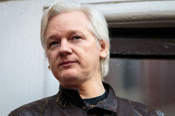 Julian Assange, a member of Australia's press union <a href="/withMEAA/">MEAA</a> since 2007 (and <a href="/IFJGlobal/">IFJ</a> international press pass holder), is given honorary membership of European Federation of Journalists who "urge European governments to actively work to secure his release" | @EFJEUROPE