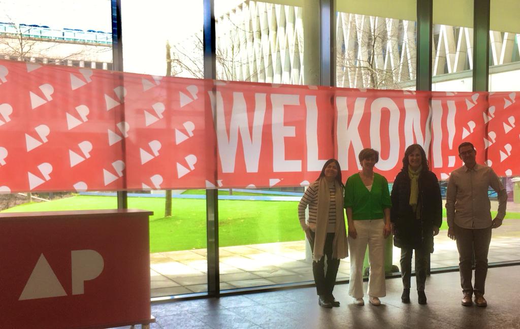 Synerg_IEs's tweet photo. El equipo @Synerg_IEs visita  las aulas de la universidad @APAntwerp  de magisterio y secundaria con su coordinadora Annelies. Prácticas en los centros desde el primer mes de clases. El valor de la Formación inicial y del desarrollo profesional docente. @sepiegob @GVAeducacio https://t.co/9f2fTrnUIS
