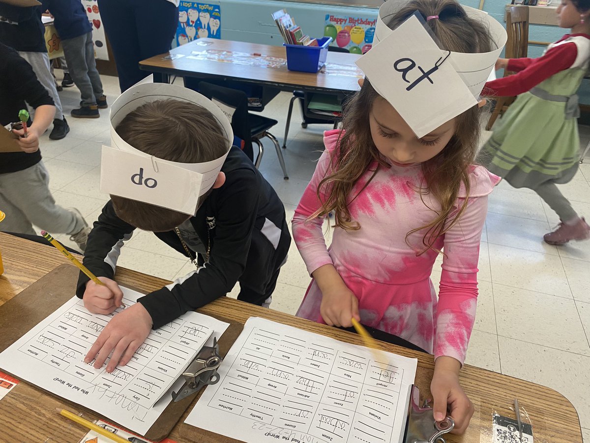 KDF had so much fun playing the game “Who had the Sight Word?!” #WeAreFranklinSquare <a href="/JohnnyCougar/">John Street School</a>