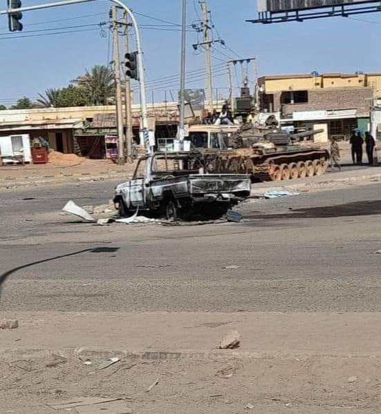 كل ما تشوف ليك تاتشر محروق اتذكر إنو دي قريب ال 30 مليار كان ممكن تكون محطة مياه نقية في قرية نائية أو  مرتبات سنة كاملة لمعلمين في مدرسة أساس أو مركز صحي في فجة من الفجج ..
العسكرية الدايرنها