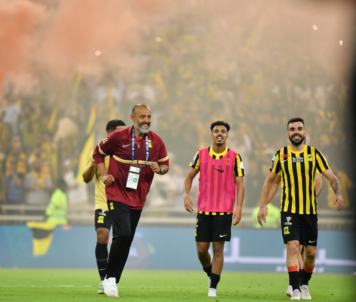 AbdullaFallatah's tweet photo. حينما تهزم سوء التحكيم والإرهاق  وتتفوق بعقلية مدرب داهية على  متغيرات المباراة الصعبة والنقص  وتتغلب على ثاني أقوى فرق الدوري حالياً فأنت تستحق أن تكون في القمة وتتربع عليها…. وفاااالك الدوري يا عميد

#الاتحاد_الشباب https://t.co/HddQWP2wYB