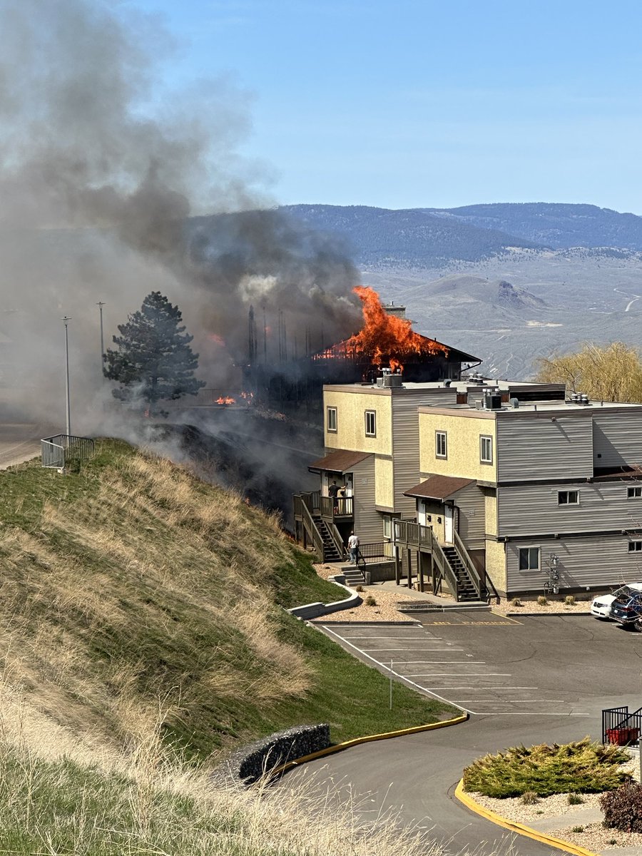 Jamloops's tweet photo. Major house fire, 300-bl. Gleneagles Drive. ⁦@KamFire⁩ on scene. #Kamloops https://t.co/hnv1tlhSU2