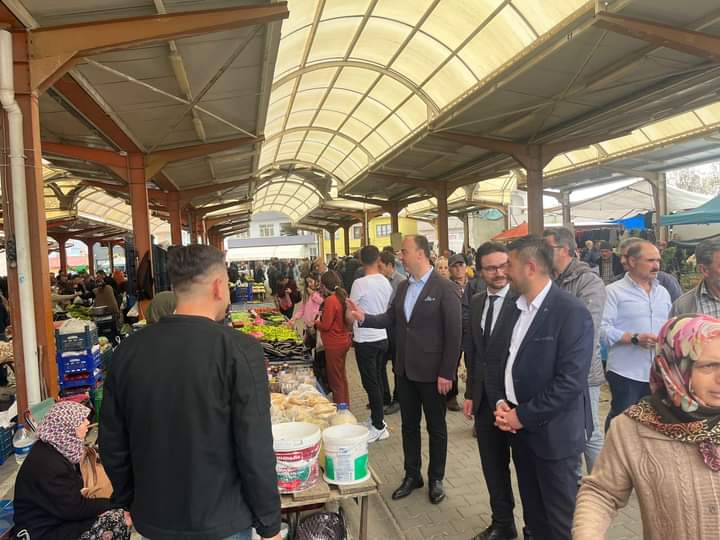 Alitugr98476809's tweet photo. BAYRAMİÇ PAZAR YERİ  
Mv Adayımız Sıtkı Keçeci,İlçe Bşk ve Yönetimi ile birlikte Bayramiç Pazarımızı ziyaret ederek, vatandaşlarımızın desteklerini istedik.Bayramiçli Hemşerilerimize teşekkür ederiz
SEN İSTERSEN OLUR BAYRAMİÇ
@MHP_Bilgi @E_SemihYalcin @doctorsitki @ahmetozkan017 https://t.co/wCrdO0bxCz