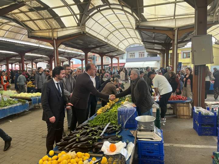 Alitugr98476809's tweet photo. BAYRAMİÇ PAZAR YERİ  
Mv Adayımız Sıtkı Keçeci,İlçe Bşk ve Yönetimi ile birlikte Bayramiç Pazarımızı ziyaret ederek, vatandaşlarımızın desteklerini istedik.Bayramiçli Hemşerilerimize teşekkür ederiz
SEN İSTERSEN OLUR BAYRAMİÇ
@MHP_Bilgi @E_SemihYalcin @doctorsitki @ahmetozkan017 https://t.co/wCrdO0bxCz