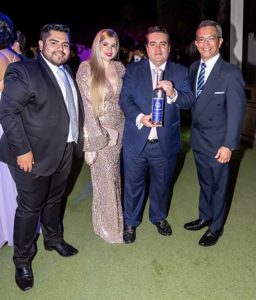 charliedelvalle's tweet photo. Recibí el Premio a Grandes Líderes Mexicanos que otorga el Consejo Nacional de Líderes Empresarios #CONALIDE 🏆🥇📸 @conalidemx ✌🏻🇲🇽 https://t.co/uM4DZJlkS8