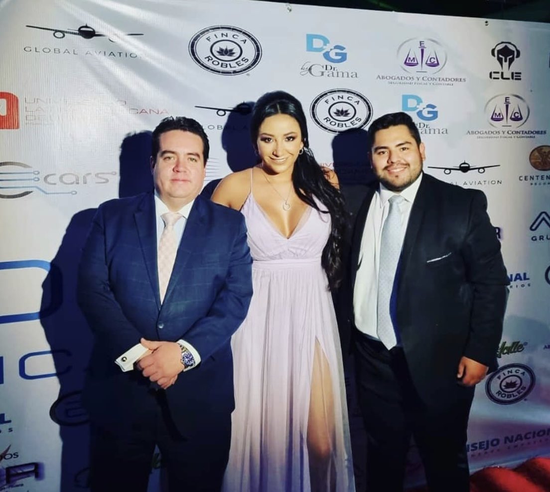 charliedelvalle's tweet photo. Recibí el Premio a Grandes Líderes Mexicanos que otorga el Consejo Nacional de Líderes Empresarios #CONALIDE 🏆🥇📸 @conalidemx ✌🏻🇲🇽 https://t.co/uM4DZJlkS8