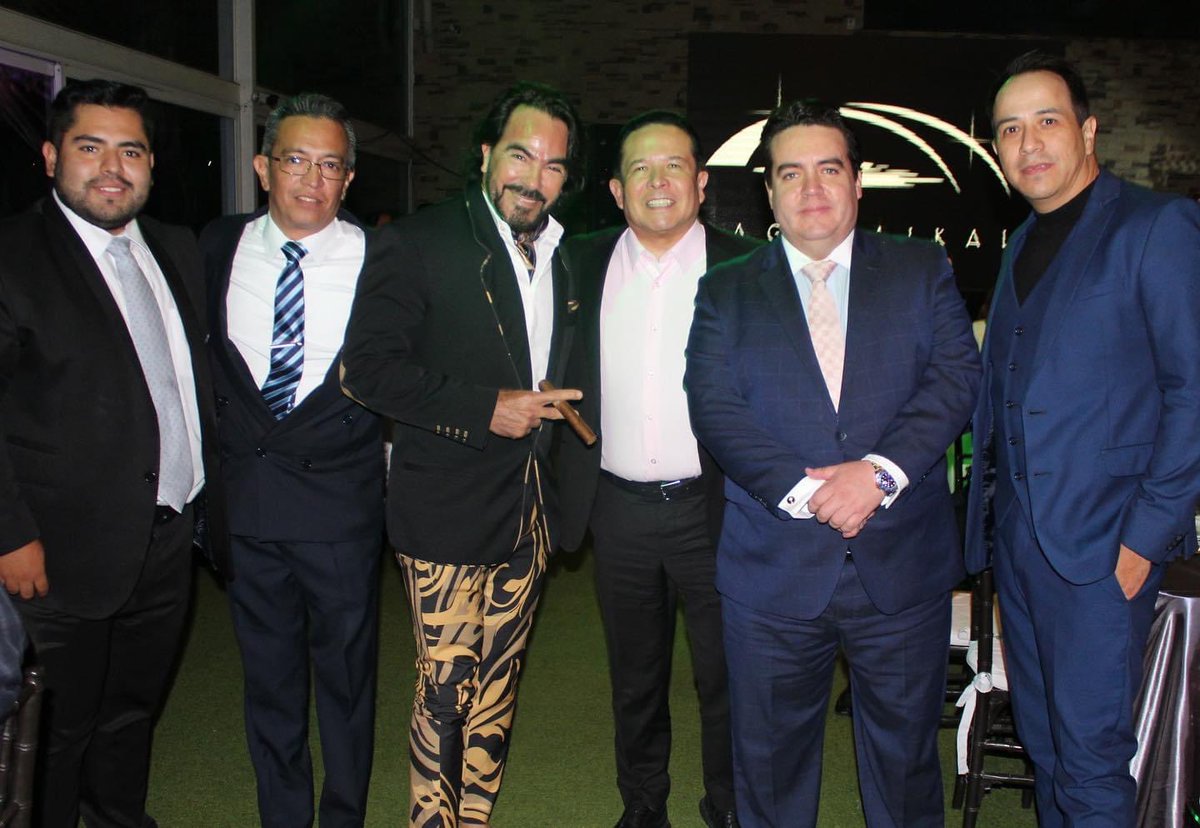 charliedelvalle's tweet photo. Recibí el Premio a Grandes Líderes Mexicanos que otorga el Consejo Nacional de Líderes Empresarios #CONALIDE 🏆🥇📸 @conalidemx ✌🏻🇲🇽 https://t.co/uM4DZJlkS8