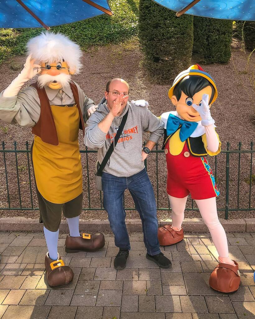 PhotographEars's tweet photo. 🪵 … en repartant après avoir acheté mes pins, j’ai croisé Geppetto et Pinocchio qui arrivait juste pour faire des photos.
—
#geppetto #pinocchio 
#castmembermemories 
#disneylandparis 
#disneycastlife 
#dlpcast 
#buzzmember
#castmemberdlp 
#castmembe… https://t.co/qdaltefYBb https://t.co/Zpr3bHviig