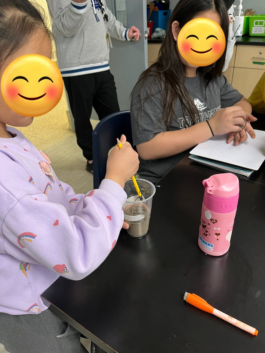 Les enfants de 3-3 avec l’aide de leurs amis d’apprentissage en 7-1 <a href="/EJJamesPS/">EJ James PS</a> continuent l’analyse du sol du terrain de l’école. #parlonssciences
