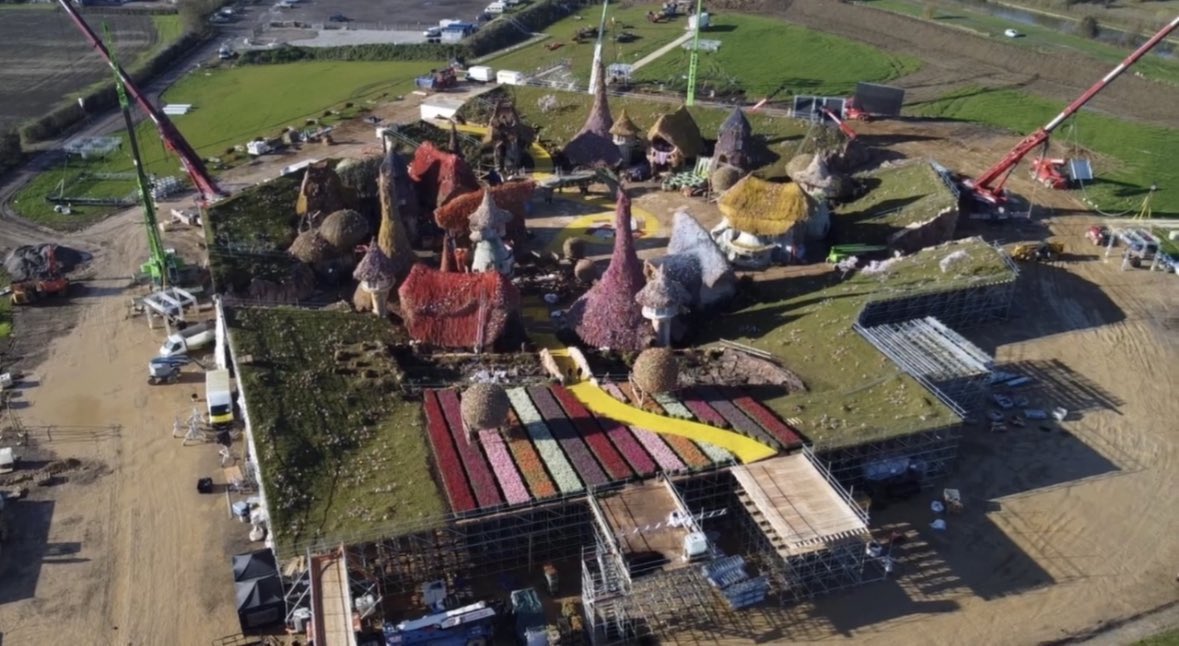 tour121of's tweet photo. Se plantaron 9 millones de tulipanes para las escenas de campo en 'Wicked' en lugar de usar CGI. @jonmchu 

#wicked #wickedmovie #tulips #tulipanes #tour121 https://t.co/NIKXbqzePh